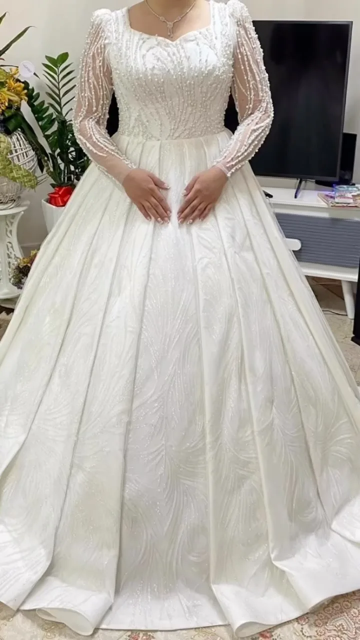 لباس عروس سایز ۴۴ با تور و ژپون، رنگ سفید، جنس ساتن، طرح گلدوزی، بلند، یقه مربع، آستین بلند، گشاد