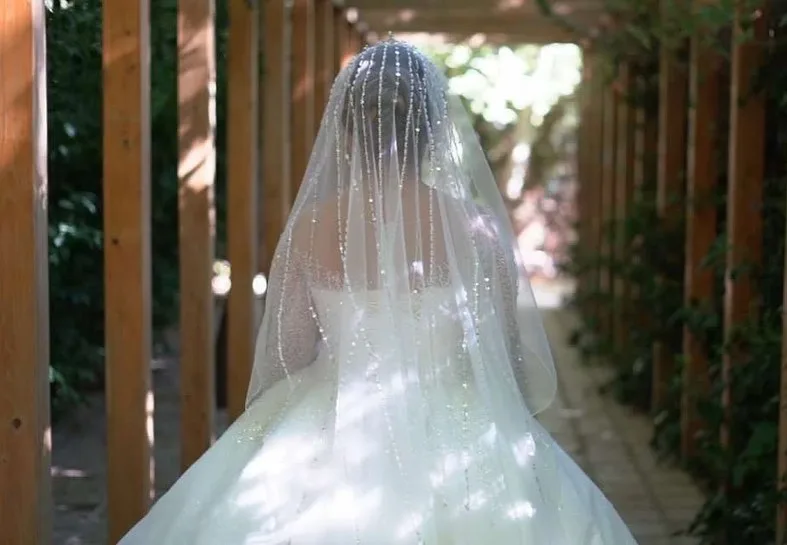 لباس عروس با تور عربی و ژپون — رنگ سفید — نمای پشت — تور عربی — عکس ۲