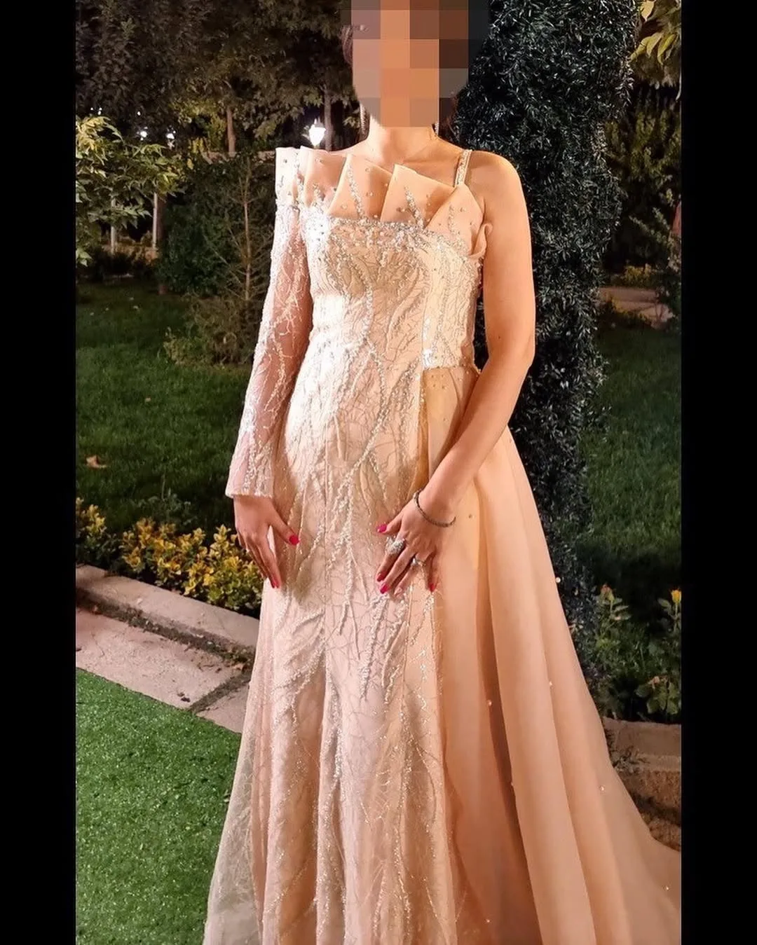 لباس شب مجلسی کار دست، رنگ بژ، جنس توری، طرح گلدوزی، بلند، تک‌شانه، آستین بلند، پفی