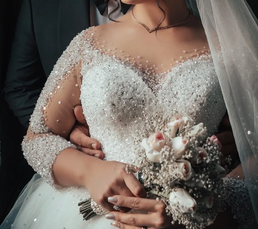 لباس عروس با تور و ژپون کارولن، رنگ سفید، جنس توری، طرح گلدوزی، آستین بلند، یقه وی