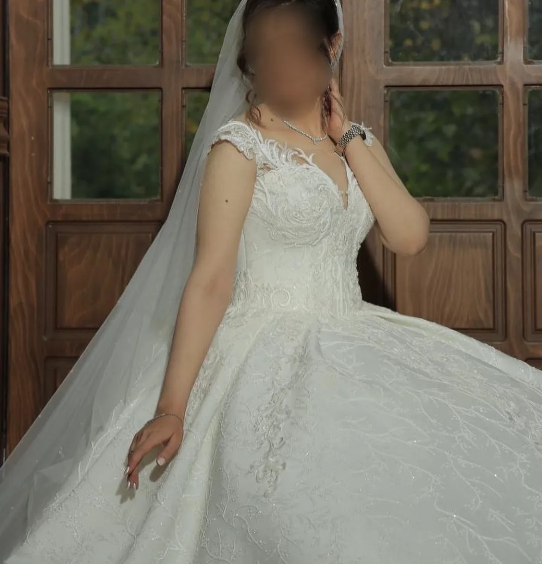 لباس عروس با تور و ژپون، رنگ سفید، جنس توری و ساتن، طرح گلدوزی، بلند، یقه وی، بدون آستین، گشاد