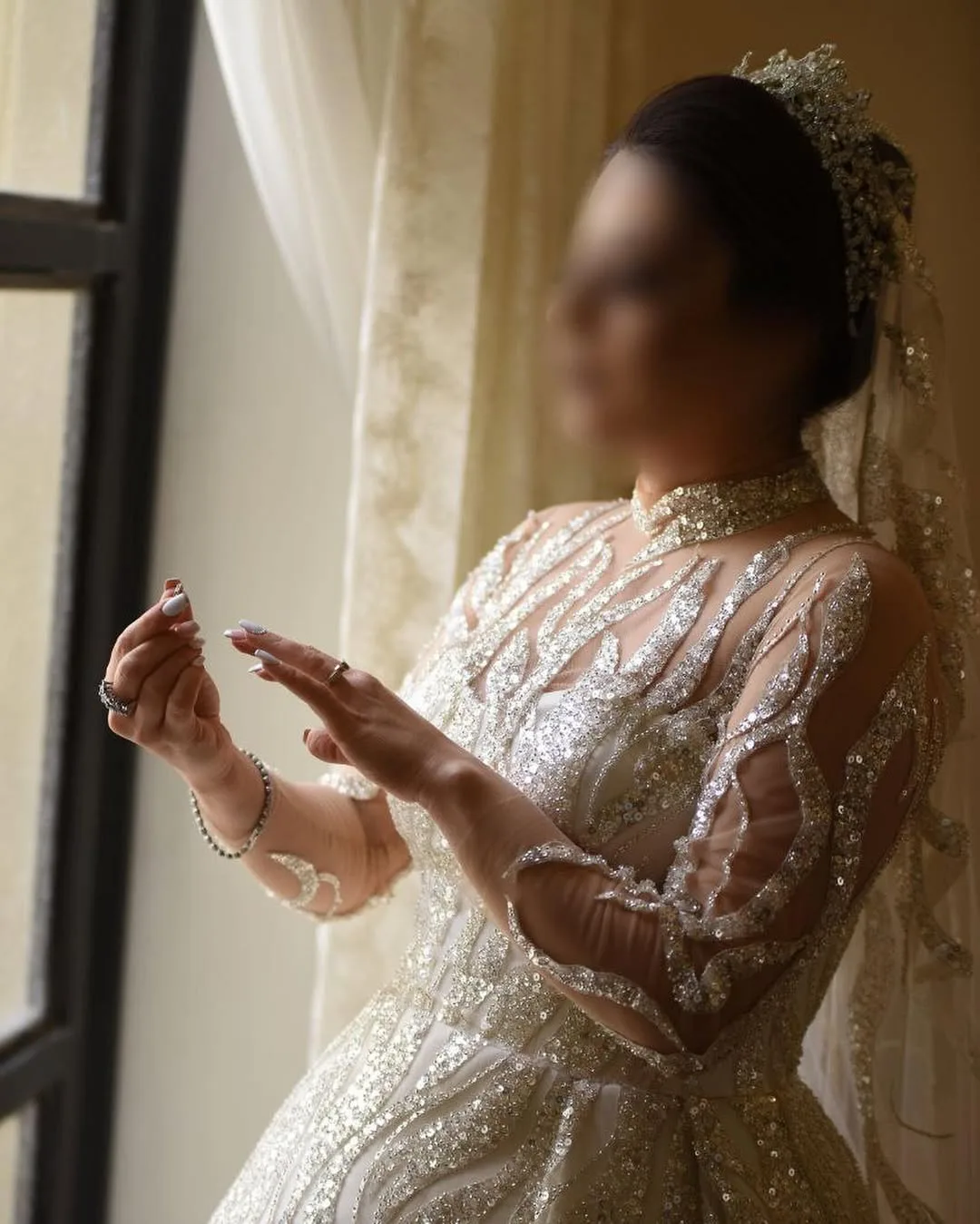 لباس عروس عربی فول شاین، رنگ سفید و نقره‌ای، جنس توری و پولک، طرح گلدوزی، بلند، آستین بلند، جذب