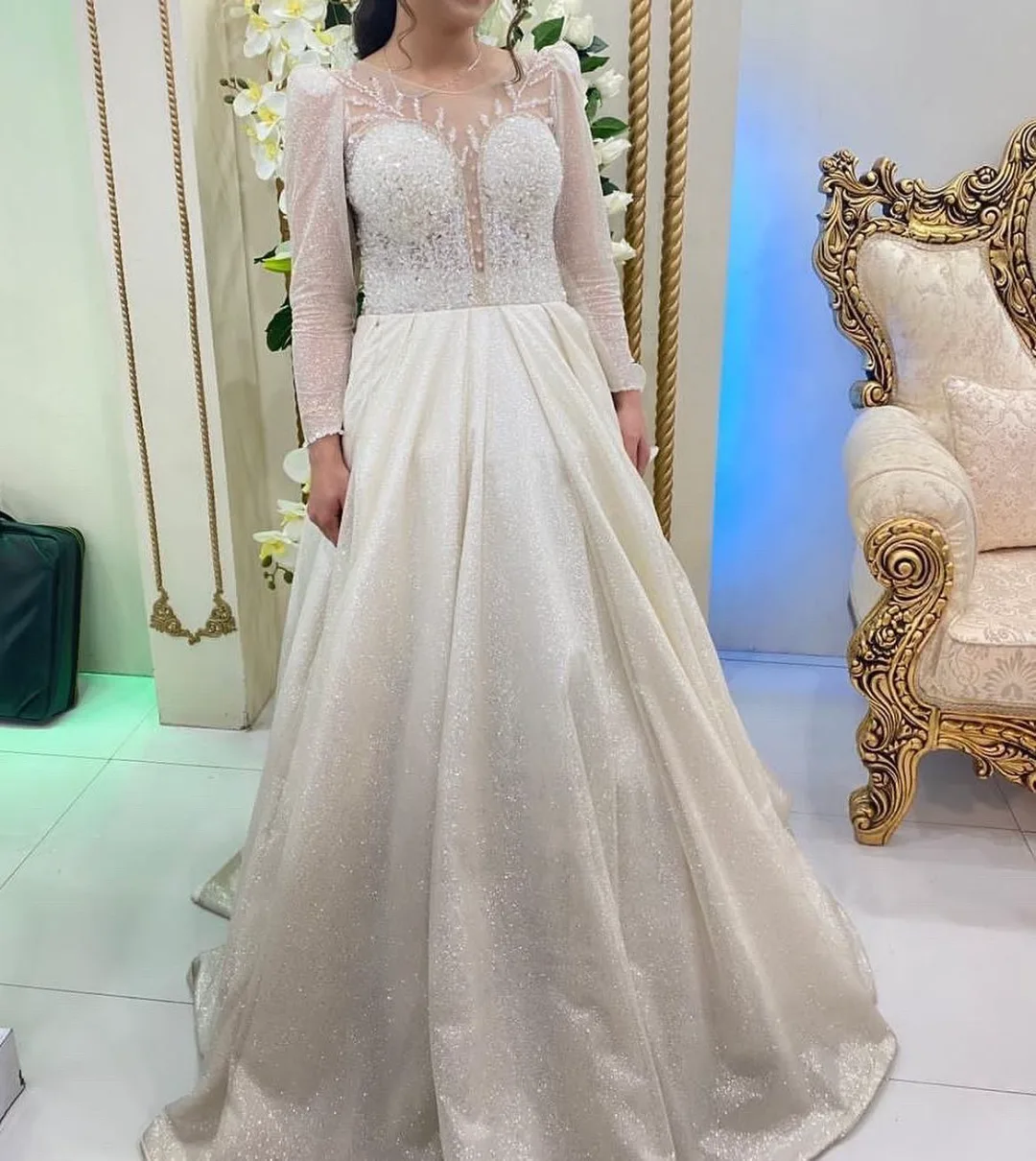 لباس عروس، رنگ سفید، جنس ساتن و تور، طرح گلدوزی، بلند، یقه قلب، آستین‌بلند، پفی