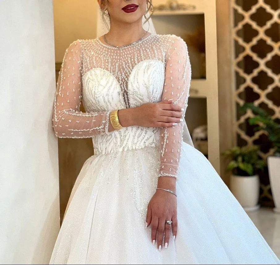 لباس عروس، رنگ سفید، جنس توری و ساتن، طرح گلدوزی، بلند، آستین بلند، یقه گرد