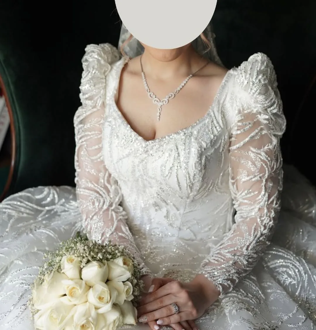 لباس عروس با تور عربی و تاج، رنگ سفید، جنس ساتن، طرح گلدوزی، بلند، یقه قایقی، آستین پفی بلند