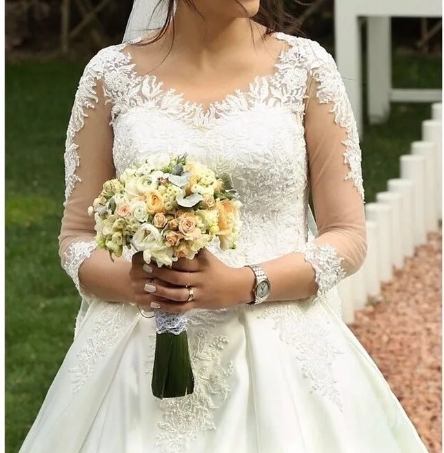 لباس عروس دانتل و ساتن با ژپون، رنگ سفید، جنس تور، طرح گلدوزی، بلند، یقه قایقی، آستین بلند