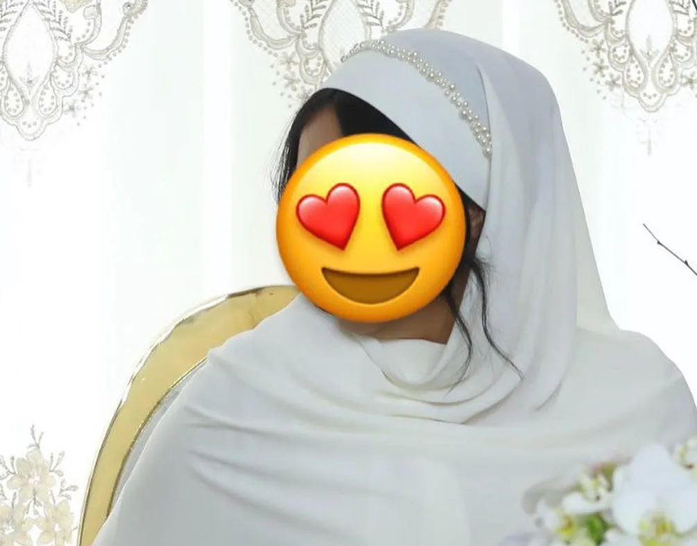 لباس نامزدی فرمالیته سایز ۴۲-۴۴ — رنگ شیری — نمای جزئیات — شال جواهر دوزی و مروارید دوزی — عکس ۲