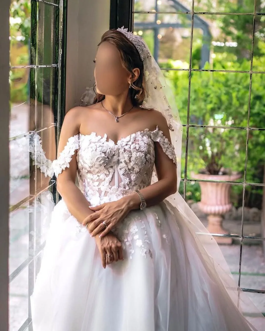 لباس عروس دنباله‌دار زونیکس Noorstyle، رنگ سفید، جنس توری و ساتن، طرح گلدوزی، بلند، دکلته، آستین کوتاه
