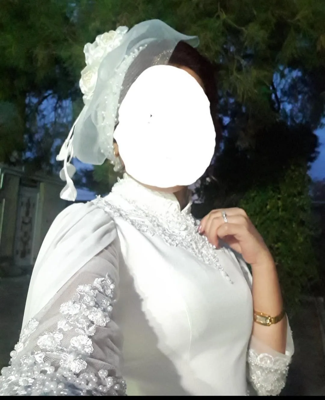 لباس محضری ساتن سایز ۴۰ — رنگ سفید — نمای روی‌تن — آستین توری — عکس ۳