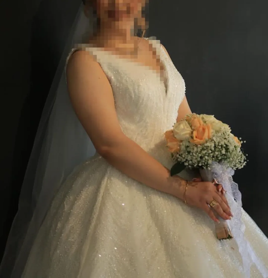 لباس عروس دست‌دوز ترکی سایز ۳۶ تا ۴۴، رنگ سفید، جنس توری، طرح گلدوزی، بلند، پف‌دار، یقه وی