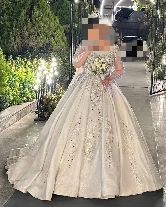لباس عروس مدل عربی پرکار، رنگ سفید، جنس ساتن و توری، طرح گلدوزی، بلند، یقه قلبی، پفدار