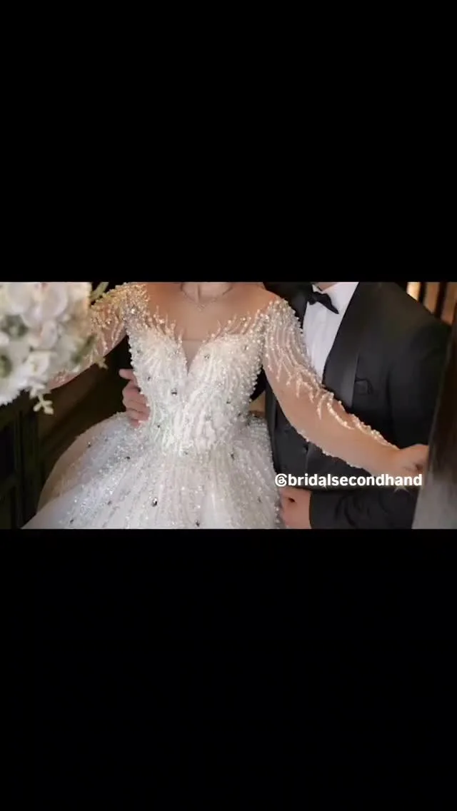 لباس عروس مروارید‌دوزی دنباله‌دار، رنگ سفید، جنس تور، طرح گلدوزی، بلند، یقه V، آستین‌بلند، پفی