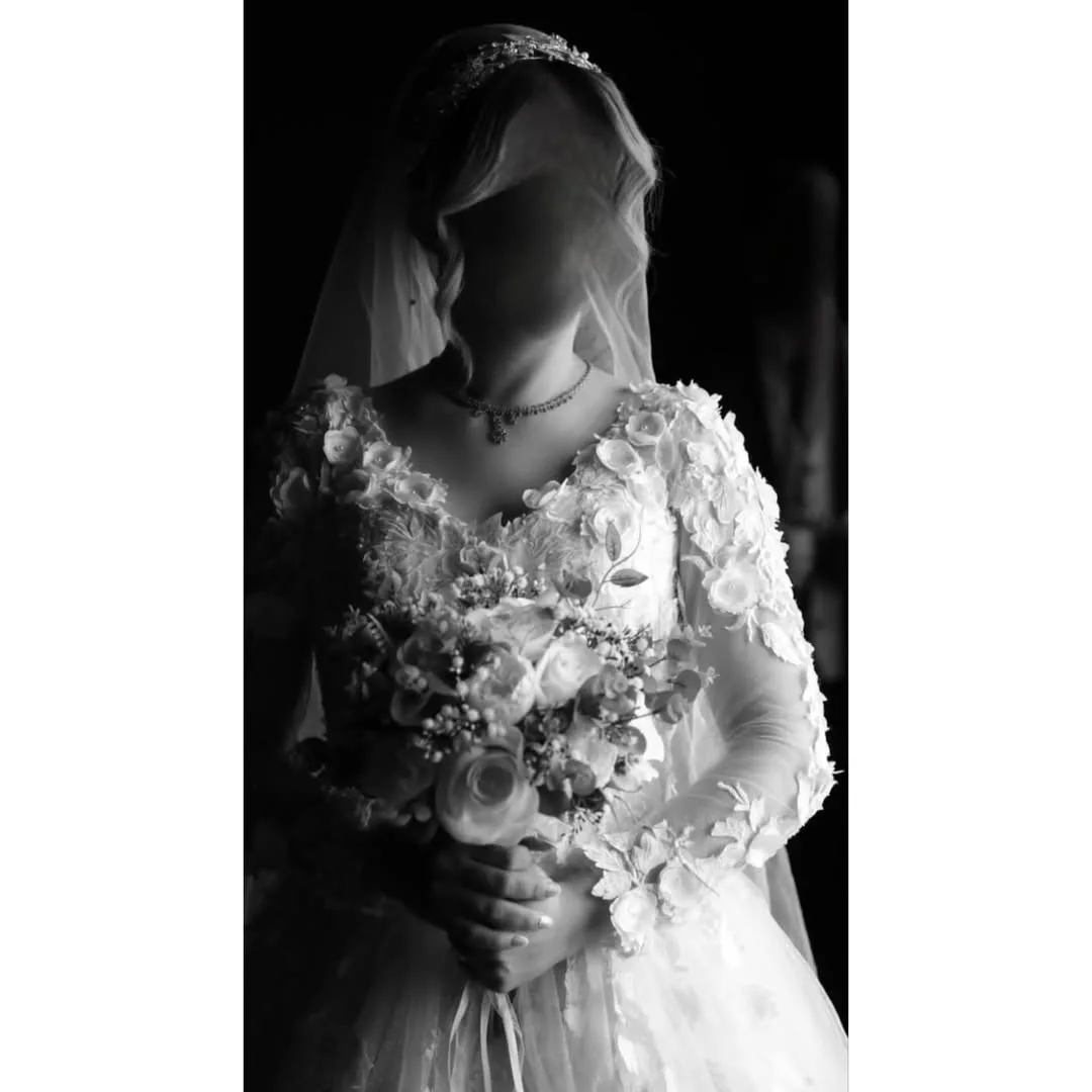 لباس عروس اروپایی سایز ۳۸ تا ۴۲ — رنگ سفید — نمای جزئیات — گلهای برجسته — عکس ۷