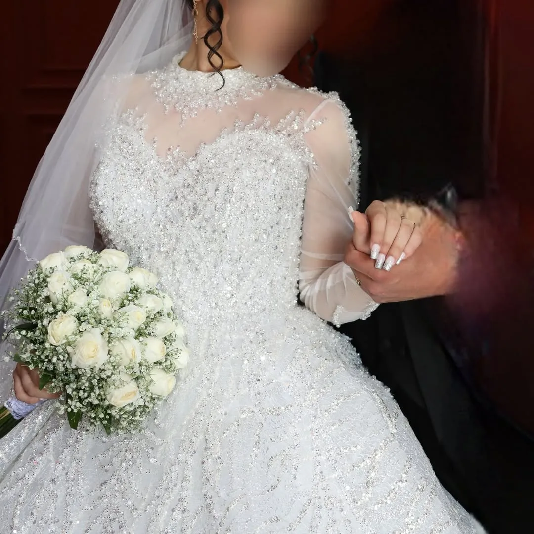 لباس عروس مدل عربی سایز ۳۸ تا ۴۰، رنگ سفید، جنس ساتن و تور، طرح گلدوزی، بلند پفی یقه ایستاده آستین‌بلند