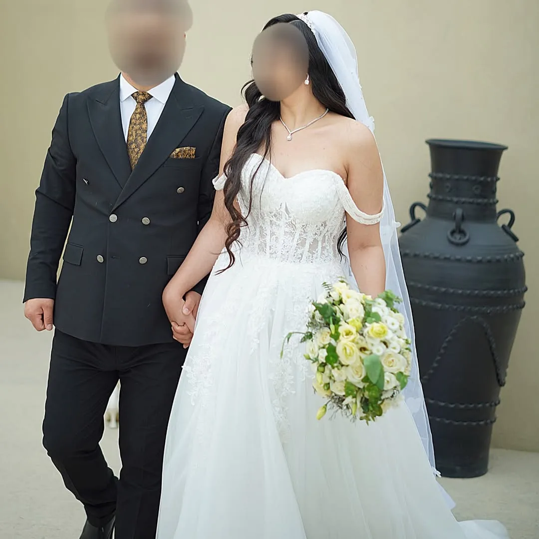 لباس عروس اروپایی سبک، رنگ سفید و مشکی، جنس تور و پارچه کت و شلواری، بلند، یقه دکلته