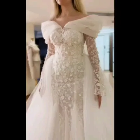 لباس عروس دانتل، رنگ سفید، جنس تور و ساتن، طرح گلدار، بلند، یقه افتاده، آستین‌بلند، جذب