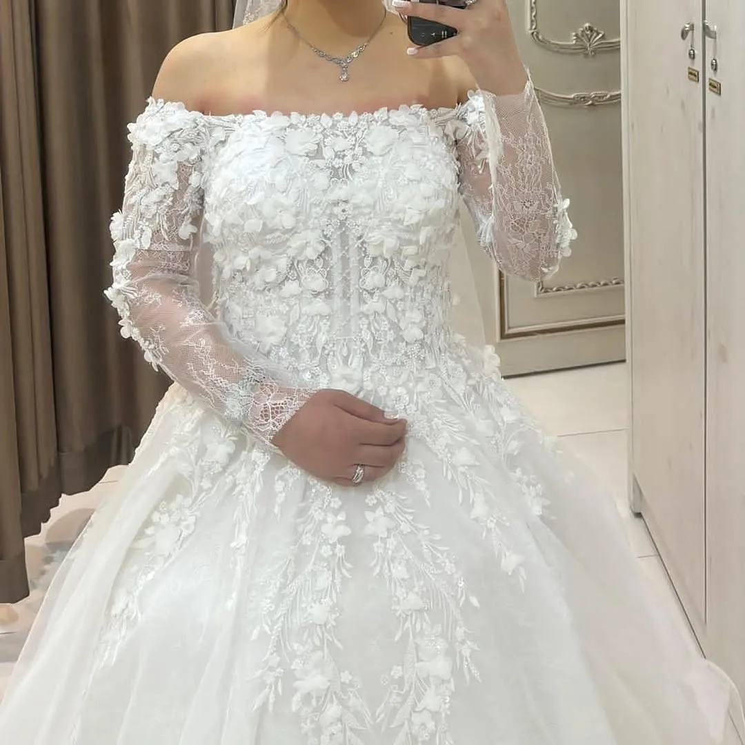 لباس عروس دانتل فرانسه با گل برجسته، رنگ سفید، جنس توری، طرح گلدوزی، بلند، یقه دکلته، آستین بلند