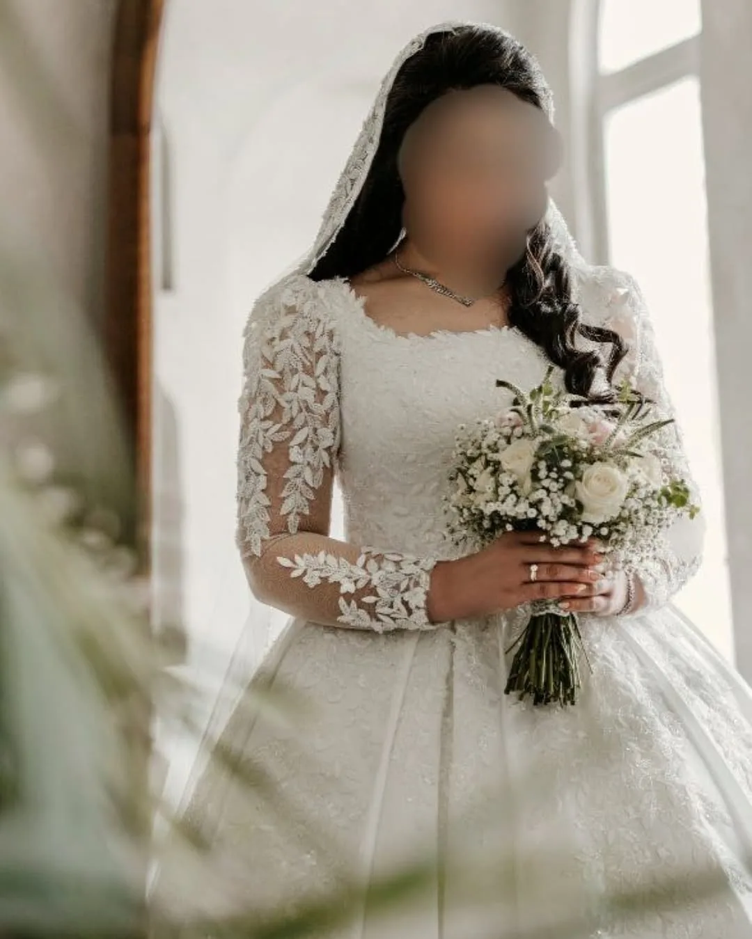 لباس عروس ساتن اتریشی، رنگ سفید، جنس گیپور و تور، طرح گلدار، بلند، یقه خشتی، آستین بلند، جذب
