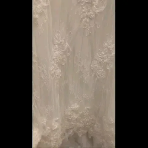 لباس عروس دانتل فرانسه، رنگ سفید، جنس گیپور و تور، طرح گلدار، بلند، یقه دلبری، آستین بلند، جذب