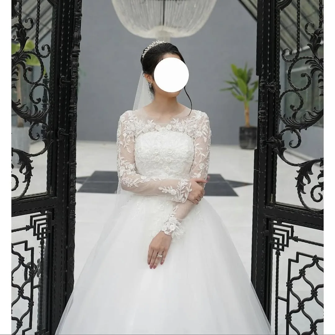 لباس عروس سایز ۳۴ تا ۳۸، رنگ سفید، جنس تور و گیپور، طرح گلدار، بلند، یقه گرد، آستین بلند، جذب