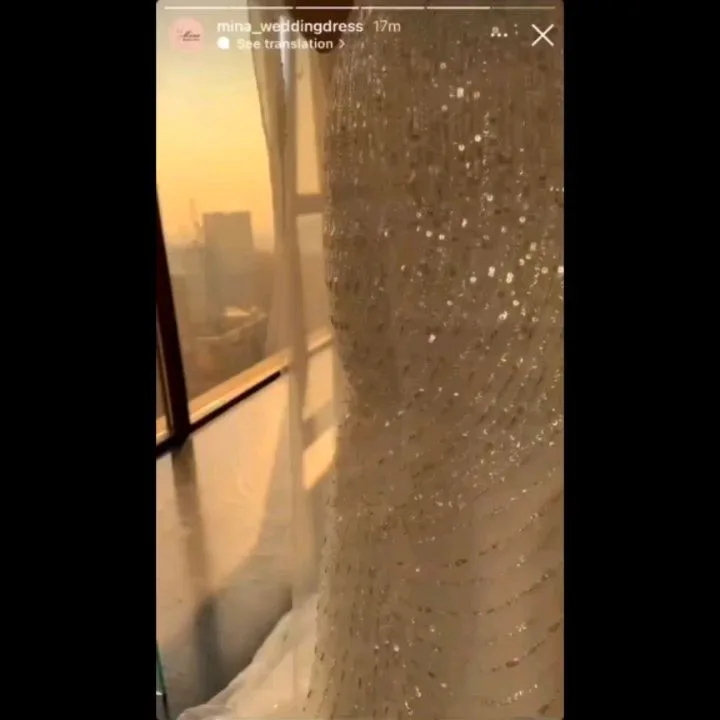 لباس عروس مدل ماهی باکس‌دوزی، رنگ سفید، جنس ساتن و تور، طرح سنگ‌دوزی، بلند، یقه هفت، بدون آستین