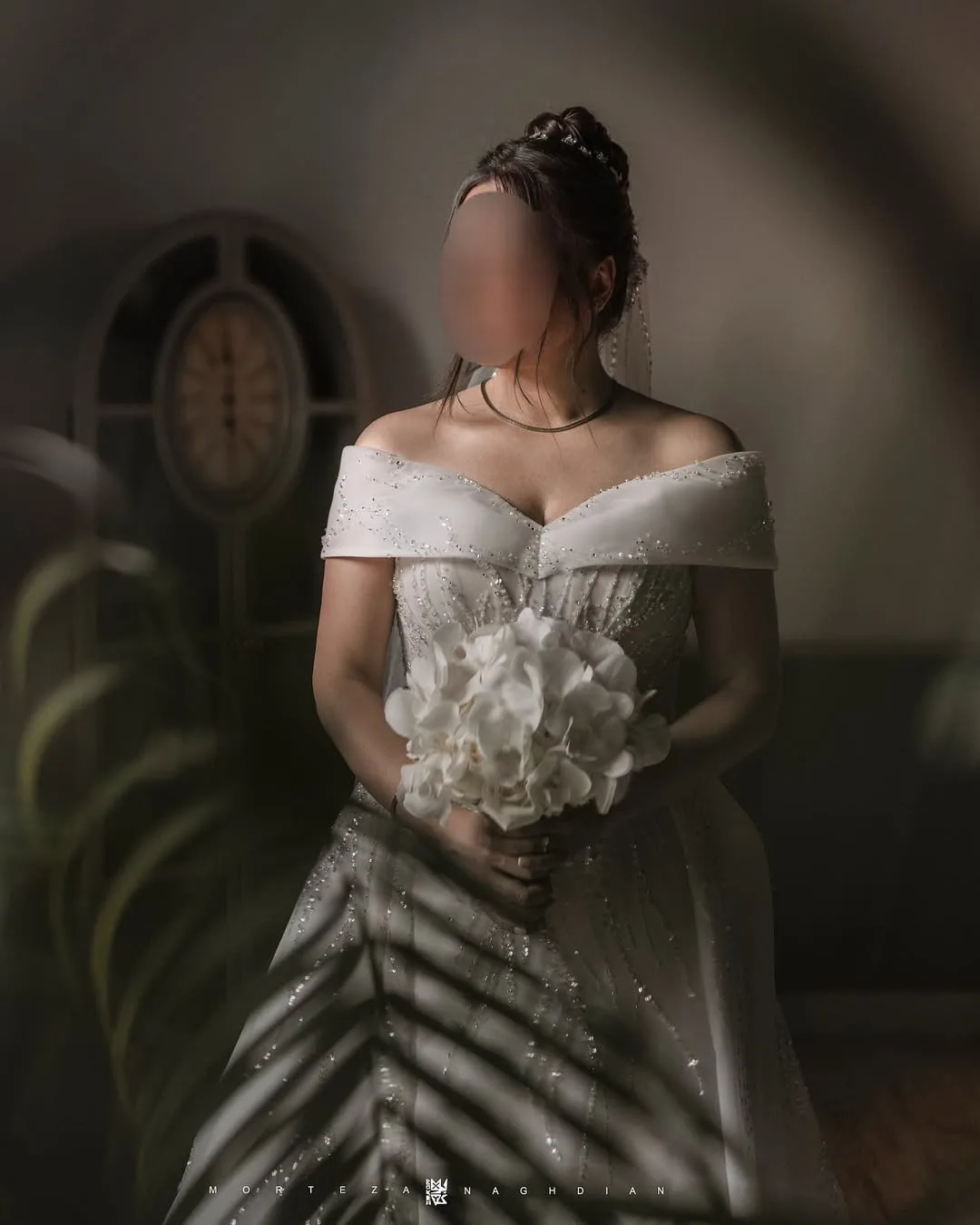 لباس عروس بانوگ، رنگ سفید، جنس ساتن و تور، طرح گل‌دار و سنگ‌دوزی، بلند، یقه قایقی، آستین‌حلقه