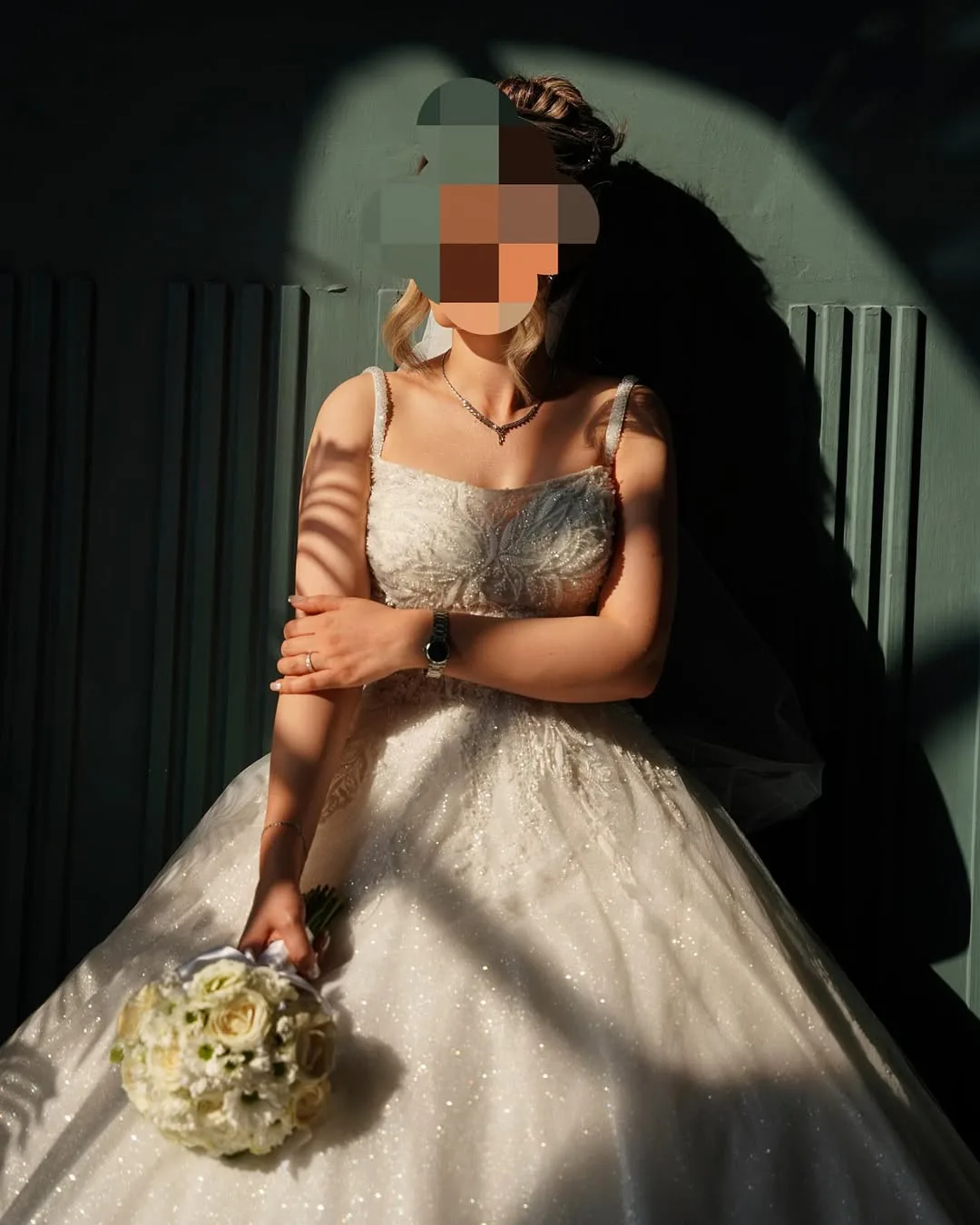 لباس عروس ترک، رنگ سفید، جنس توری، طرح گلدوزی، بلند، یقه مربع، بند دوشی، پفدار