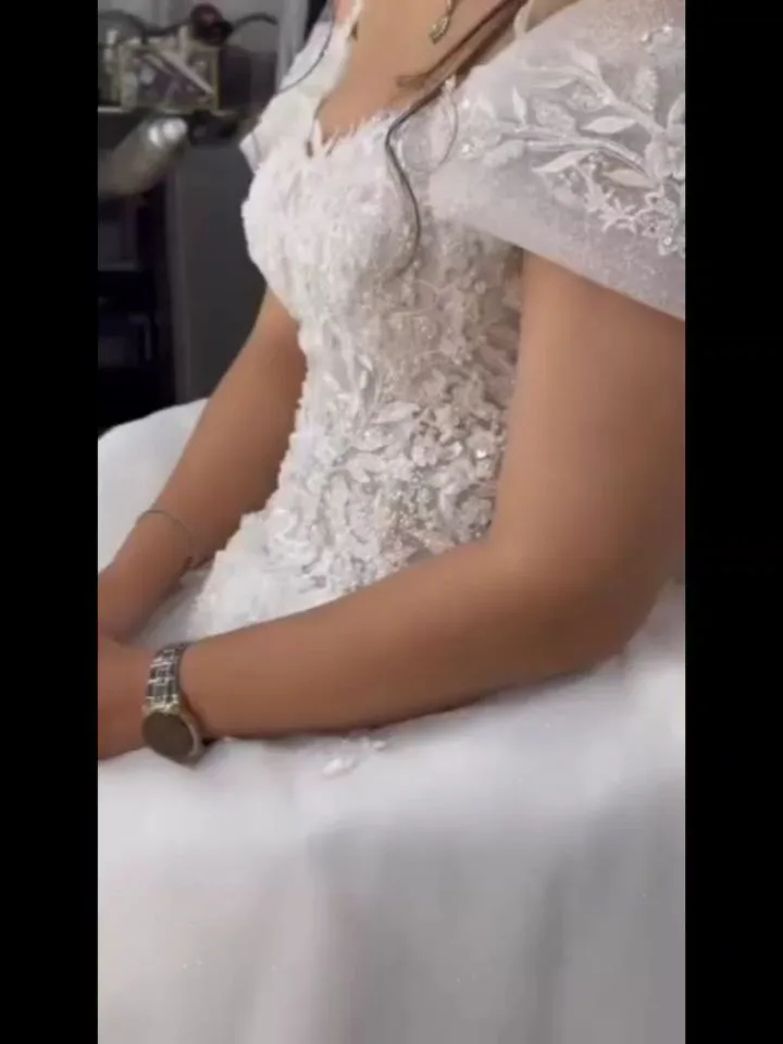 لباس عروس دنبالهدار با شنل، رنگ سفید و مشکی، جنس ساتن و تور، بلند، سرشانه افتاده، گشاد