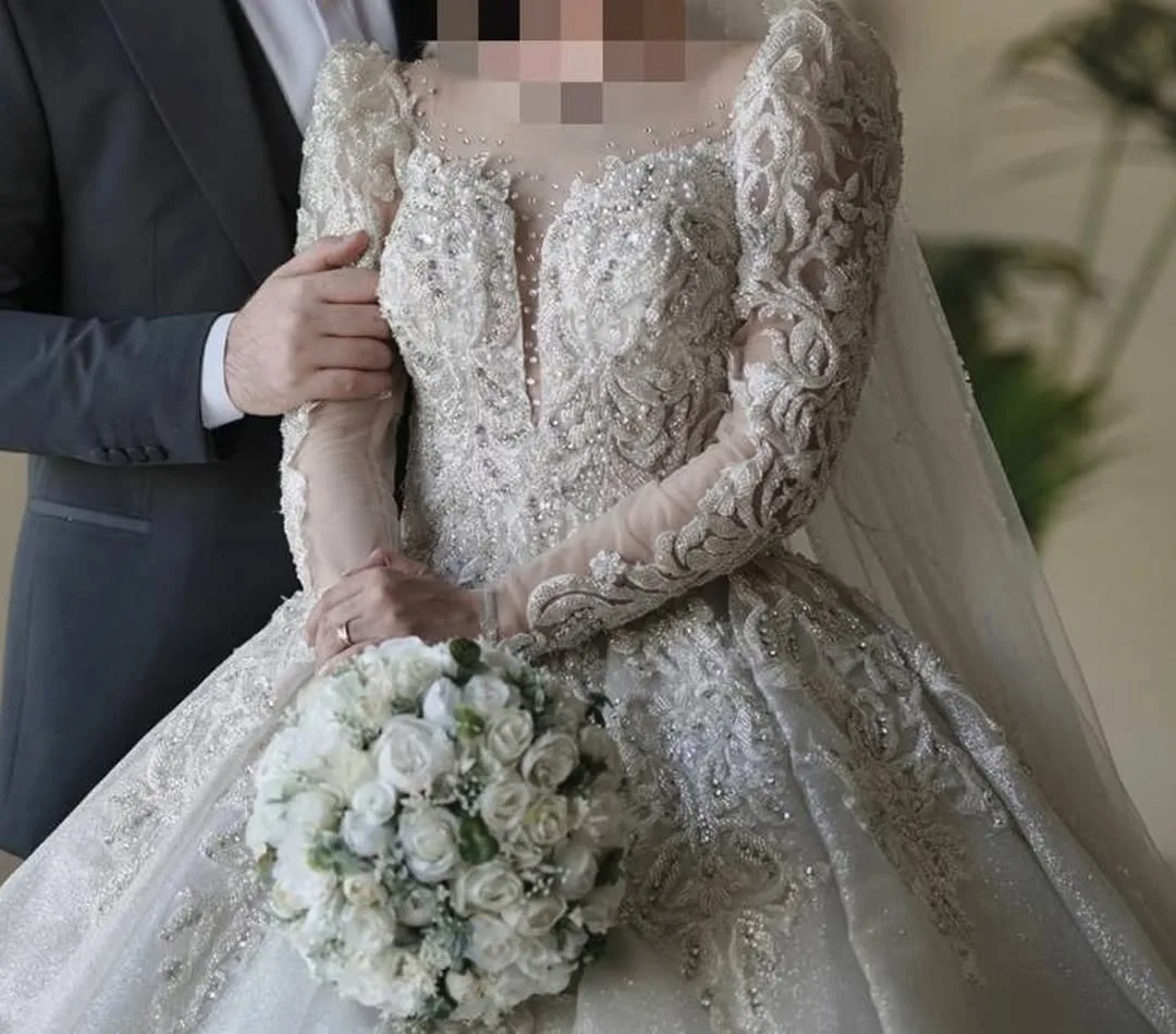 لباس عروس، رنگ سفید، جنس تور و گیپور، طرح گلدوزی، بلند، یقه هفت، آستین‌بلند، جذب