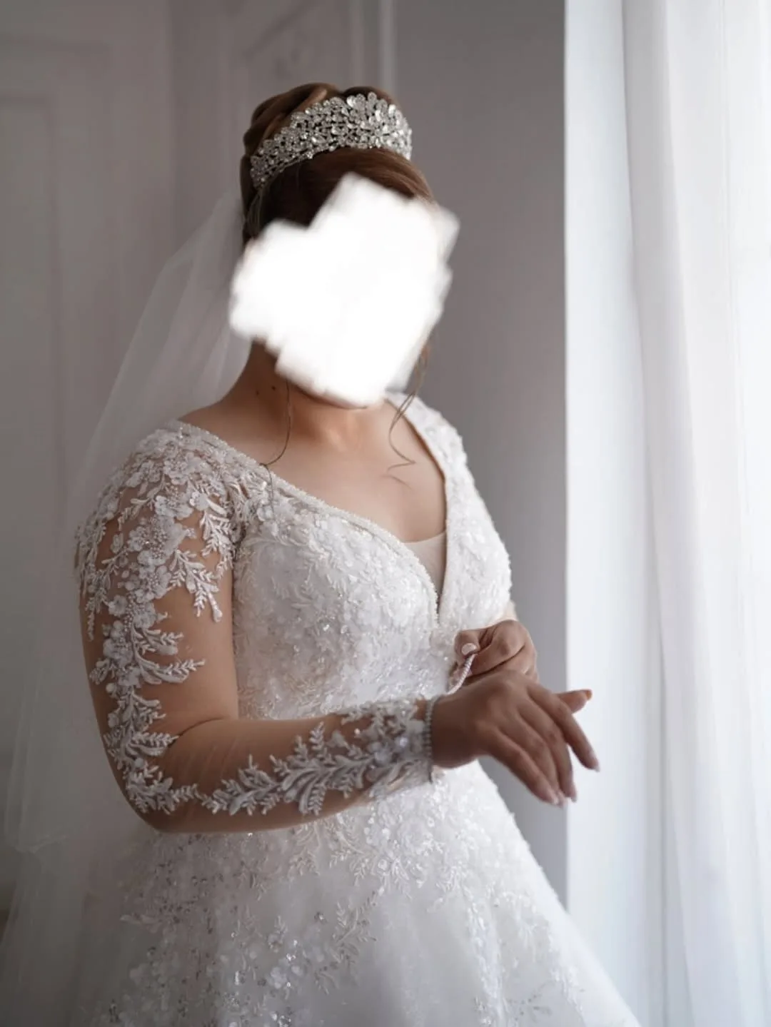 لباس عروس دانتل سایز بزرگ، رنگ سفید، جنس توری، طرح گلدوزی، بلند، آستین بلند، یقه V
