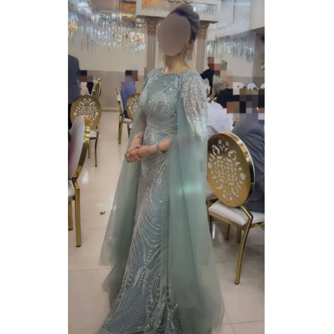 لباس مجلسی شب سبز تیفانی، رنگ آبی روشن و نقرهای، جنس توری و پولک، طرح گلدوزی، بلند، یقه گرد، آستین شنل، جذب