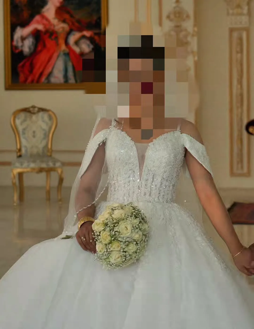 لباس عروس، رنگ سفید، جنس توری، طرح گلدوزی، بلند، دکلته، آستین کوتاه