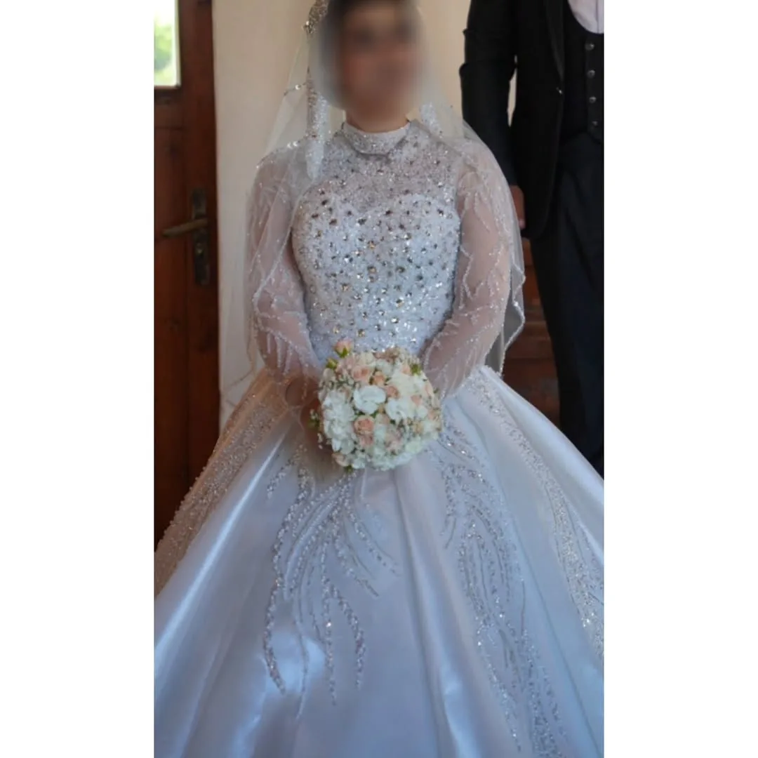 لباس عروس عربی جواهردوزی، رنگ سفید، جنس ساتن و تور، طرح سنگ‌دوزی، بلند، یقه ایستاده، آستین بلند