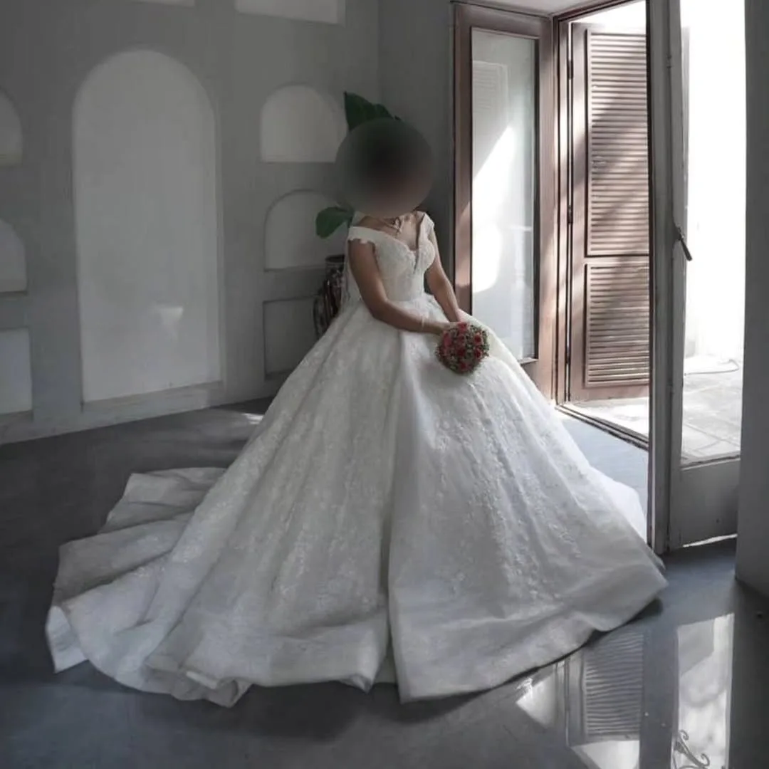 لباس عروس با تور و شنل، رنگ سفید، جنس ساتن، بلند، یقه وی، پفدار