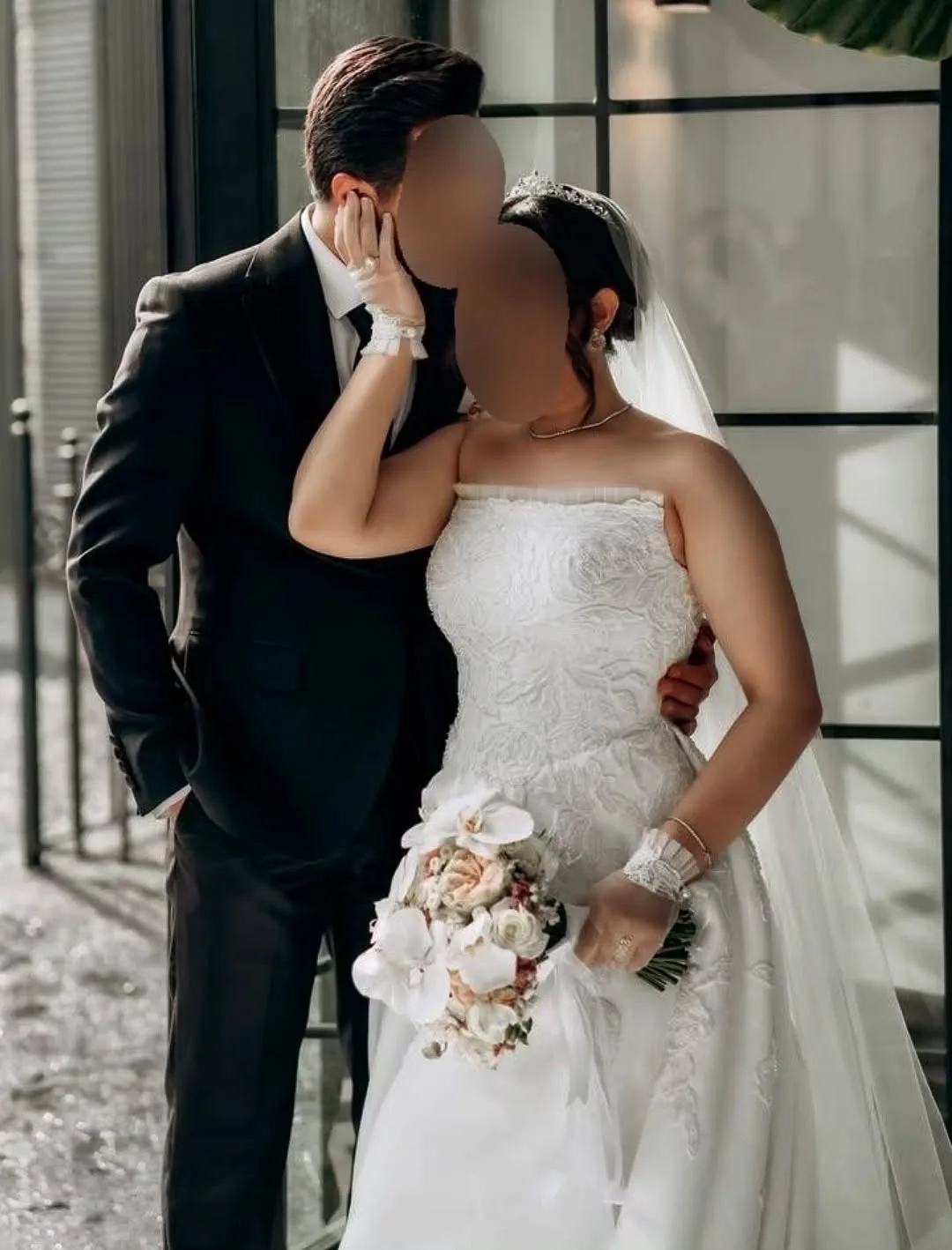 لباس عروس کریستال‌دوزی، رنگ سفید، طرح گلدوزی، بلند، دکلته، جذب