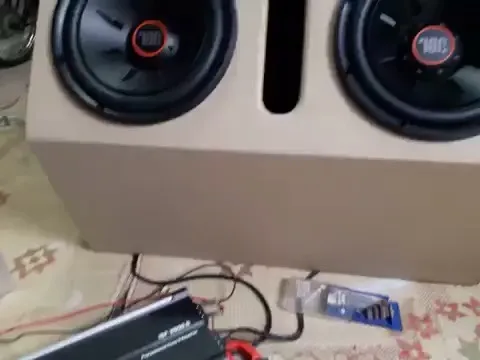 ساب ووفر ۱۲ اینچ ۱۱۰۰ وات JBL، رنگ سفید و مشکی، جنس فلز و چوب، دو ساب در باکس