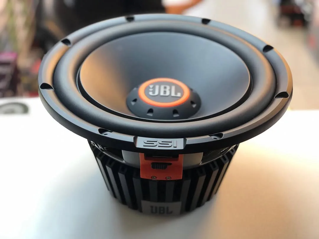 ساب ووفر ۱۲۲۴ S3 JBL، رنگ مشکی و نارنجی، جنس فلز و پلاستیک، دایره‌ای