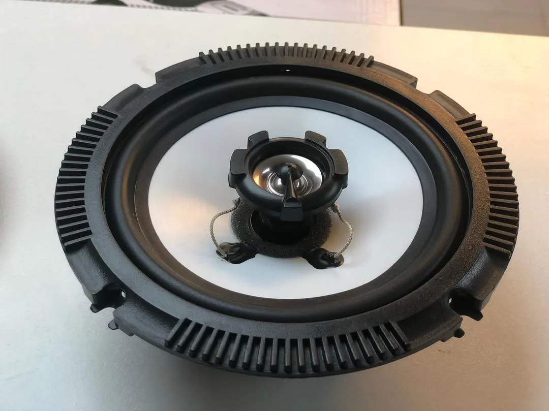 باند خودرو ۱۶ سانتی متری Audio Sound، رنگ مشکی و سفید، جنس پلاستیک و فلز، بلند دایره‌ای