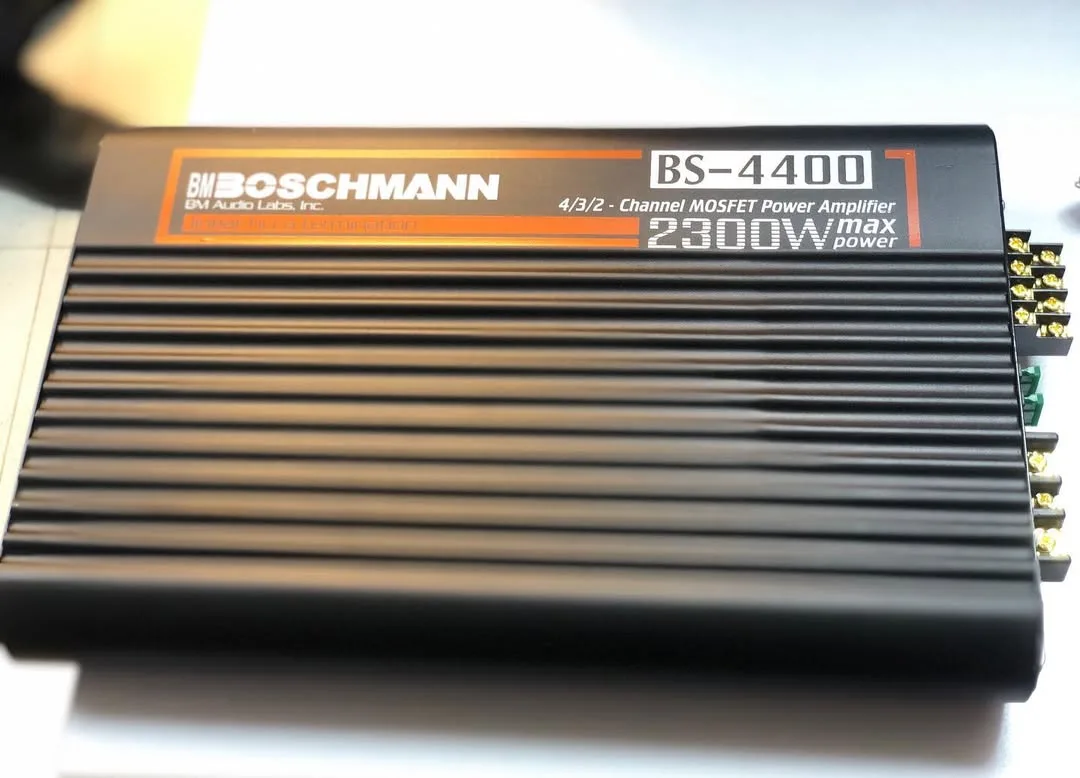 آمپلی‌فایر خودرو مدل BS-4400، رنگ مشکی و نارنجی، جنس فلز، مستطیلی