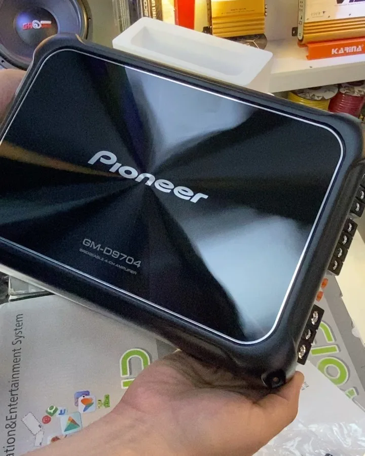 آمپلی فایر ۴ کانال GM-D9704، رنگ مشکی، جنس فلز و شیشه، مستطیلی