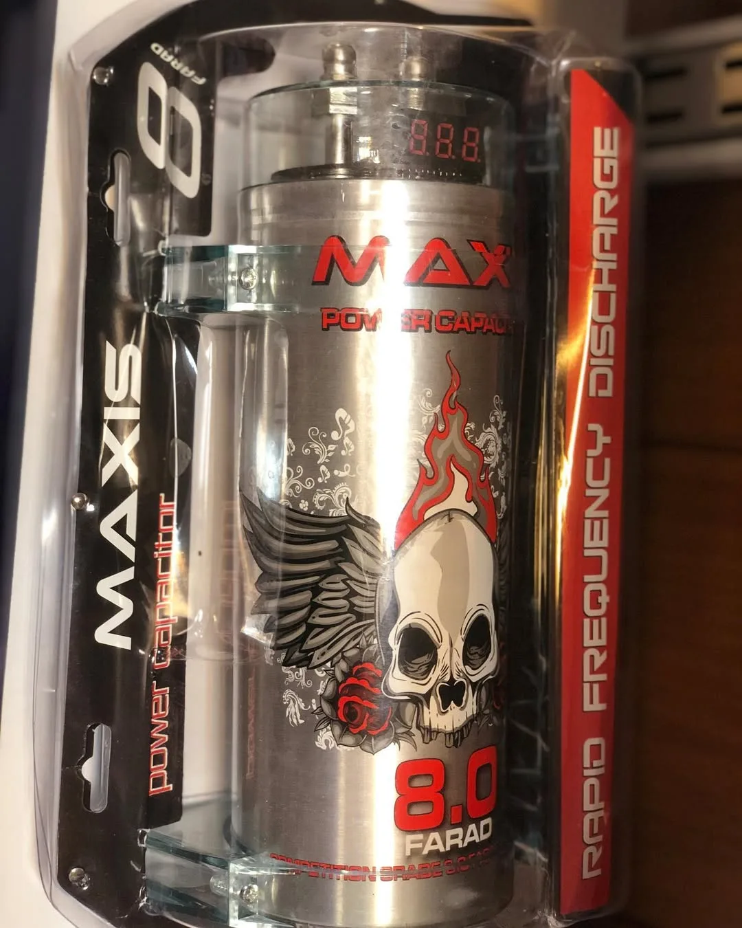 خازن ۸ فاراد ۲۴ ولت MAXIS، رنگ نقره‌ای و قرمز، جنس فلز و پلاستیک، استوانه‌ای