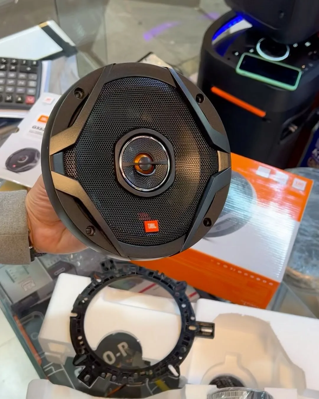 باند ماشین ۶ اینچ JBL، رنگ مشکی و نارنجی، گرد
