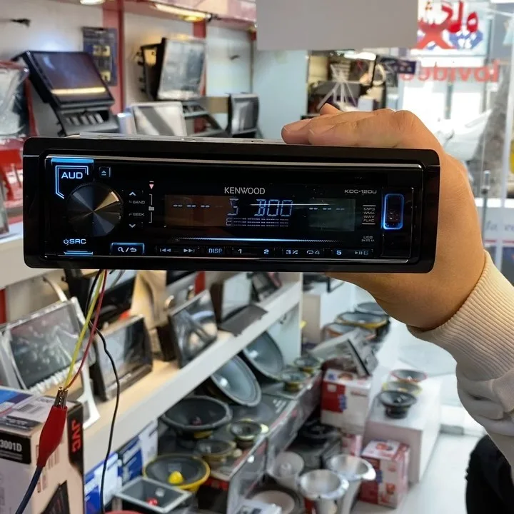 رادیوپخش خودرو KDC-120U، رنگ مشکی و آبی، جنس پلاستیک و فلز، تکدین، نمایشگر دیجیتال
