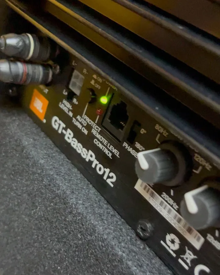 ساب ووفر اکتیو ۱۲ اینچ JBL GT BassPro 12، رنگ مشکی، جنس فلز، مستطیلی، پنل تنظیمات