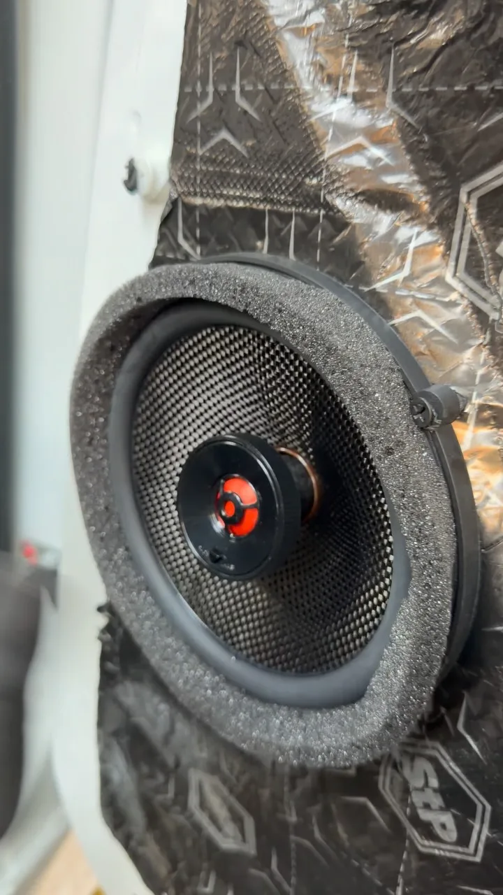 پکیج سیستم صوتی خودرو (JBL و کنوود)، رنگ مشکی و قرمز، جنس فلز و پلاستیک، بلند دایره‌ای