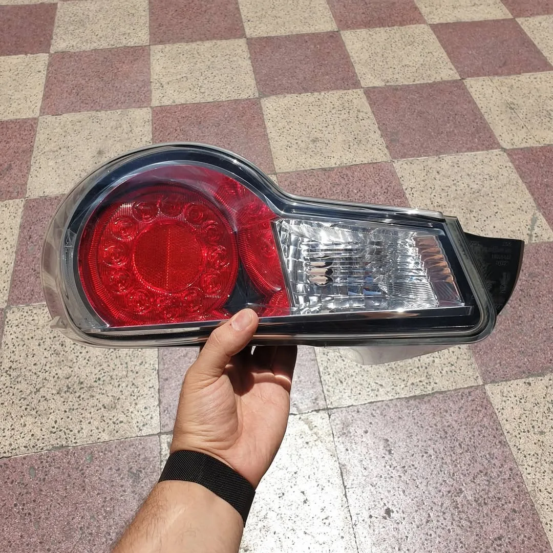 چراغ خطر عقب تویوتا GT86 استوک، رنگ قرمز و شفاف، جنس پلاستیک، بیضی