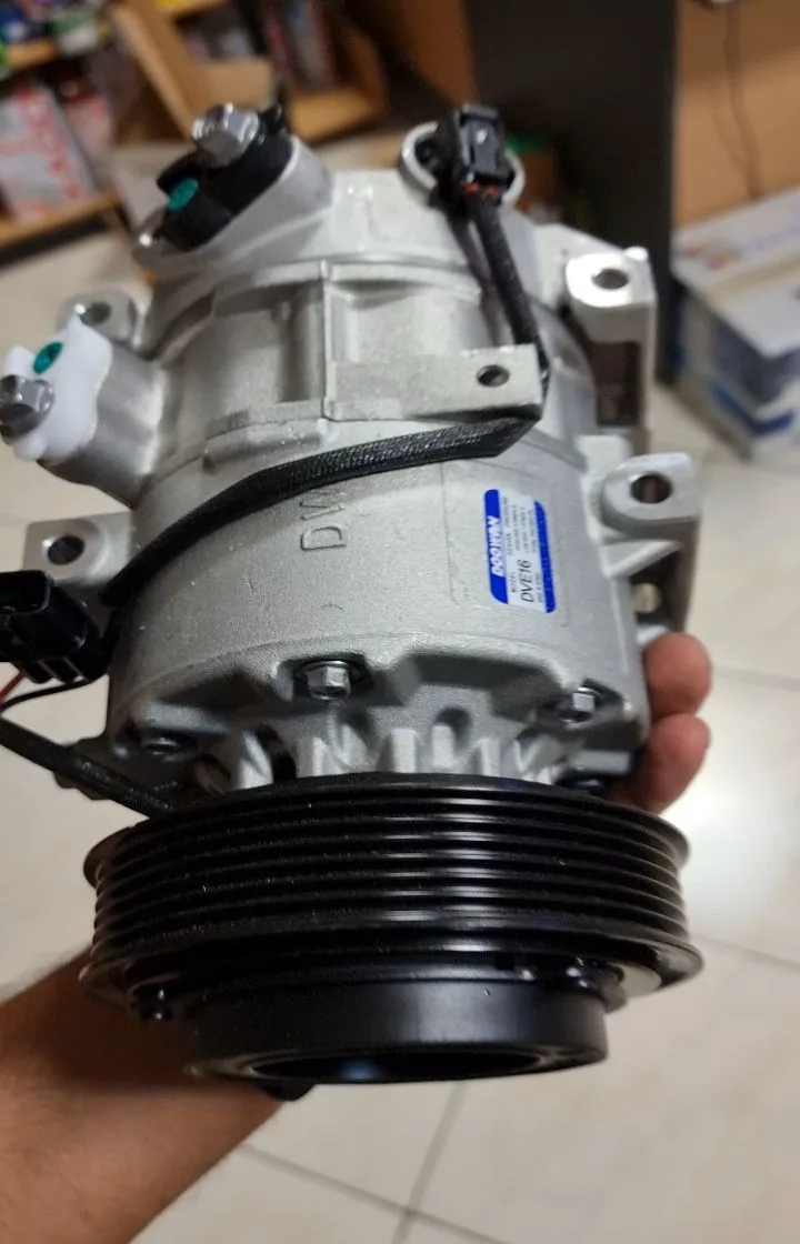 کمپرسور کولر خودرو، رنگ نقره‌ای و مشکی، جنس فلز و پلاستیک، قطعه مکانیکی خودرو