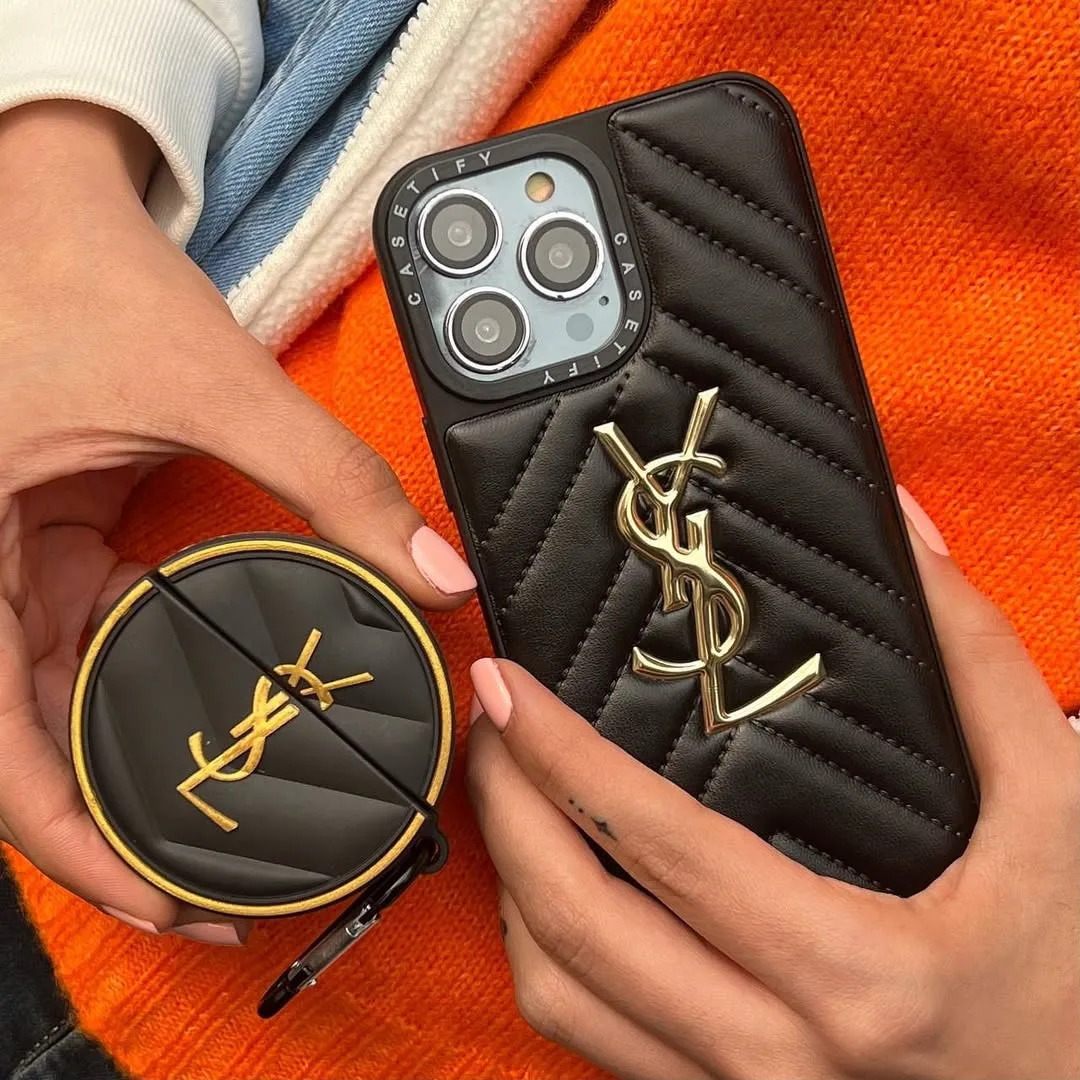 کیس پافر چرمی گوشی YSL، رنگ مشکی و طلایی، قاب پشتی آیفون