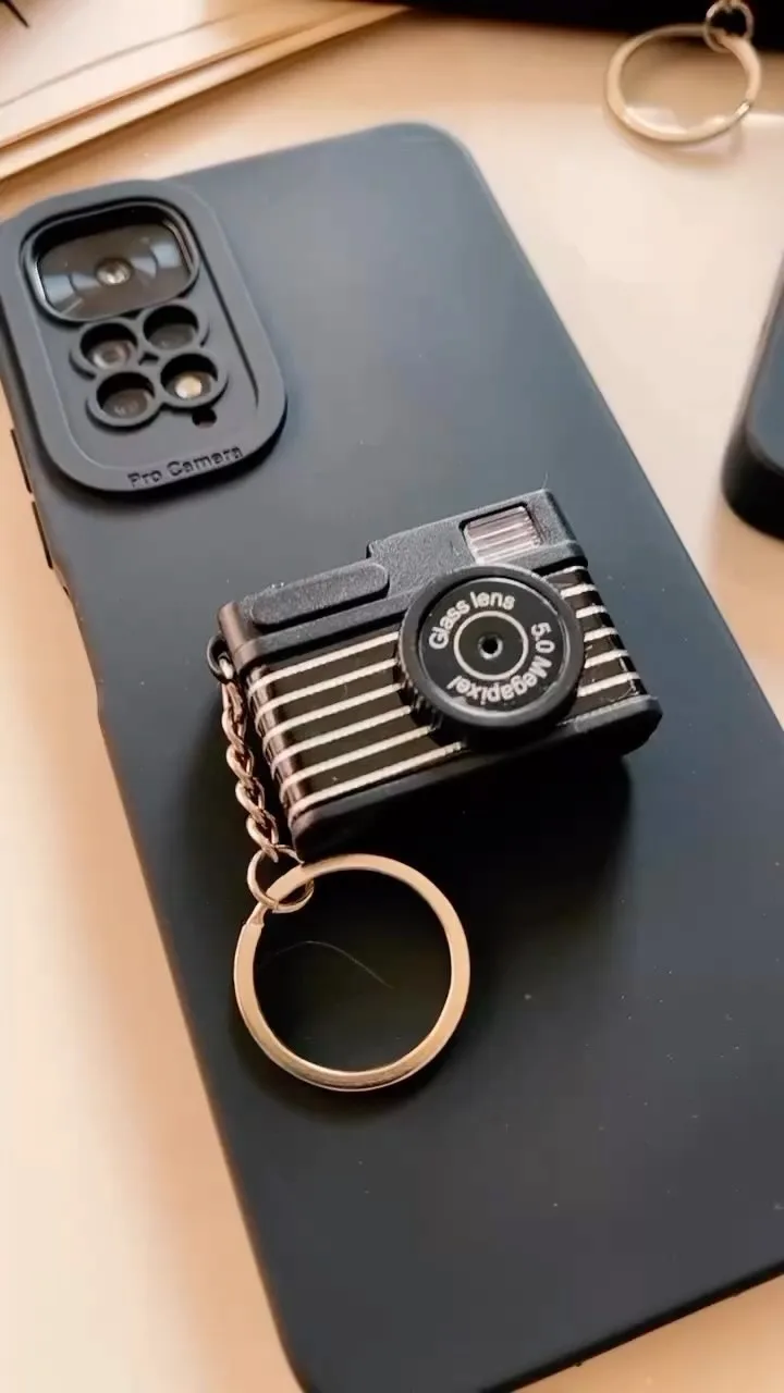 قاب گوشی Camera Case دوربین فلش‌زن، رنگ مشکی و نقره‌ای، جنس پلاستیک و فلز، طرح راه‌راه، کاور گوشی با آویز دوربین