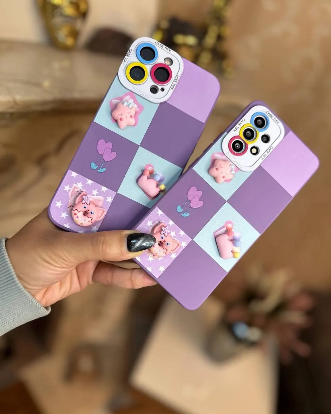 قاب عروسکی استیکر برجسته سامسونگ، رنگ بنفش، آبی و صورتی، جنس پلاستیک، طرح هندسی و شخصیت کارتونی، مستطیلی